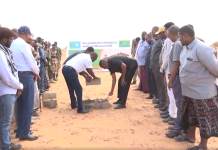 Wasiiru dowlaha arrimaha gudaha Hirshabeelle oo dhagax dhigay dhismaha xarunta deegaanka Ceelbaraf ee gobolka Shabeellaha Dhexe