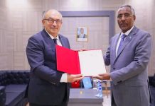 Wasiirka Arrimaha Dibadda XFS oo nuqul ka mid ah waraaqahaa Aqoonsiga danjirenimo ka guddoomay Safiirka Turkiga