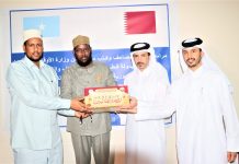 Wasiirka Awqaafta iyo Arrimaha Diinta oo deeq kutubo Diini ah kala wareegay Safiirka Dowladda Qatar u jooga Soomaaliya