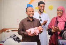 Wasiirka Caafimaadka XFS ayaa booqday haweeney isbitaalka Banaadir ku dhashay Afar Carruur ah oo mataana ah