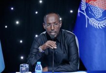 Guddoomiyaha Gobolka Banaadir iyo Taliyaha Qeybta Guud ee Booliska oo kulan aminga looga hadlayo la qaatay bulshada degmada Kaaraan