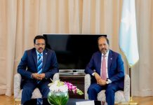 Madaxweyne Xasan Sheekh Maxamuud oo la kulmay madaxweynihii hore ee dalka Maxamed Cabdullaahi Farmaajo