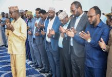 Guddoomiye sheekh Aadan madoobe oo ka qayb galay salaada janaasada marxuum xil. maxamuud maxamed seysey