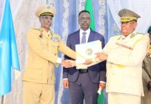 Wasiirka Caddaaladda XFS oo xilka u kala wareejiyay ku-simihii taliyaha ciidanka Asluubta iyo taliyaha cusub