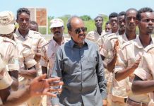 Madaxweyne Xasan oo kormeeray xerada Jeneraal Goordan oo ay ku jiraan ciidamo ku biiraya dagaalka ka dhanka ah khawaarijta