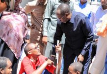 Guddoomiyaha gobolka Banaadir oo deeqdan lacageed u qeybiyay qoysas danta yar ah