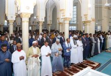 MADAXWEYNE XASAN SHEEKH OO SALAADDA CIIDDA LA OOGAY KUMANAAN SHACAB AH