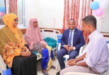 Wasiirka Caafimaadka oo Isbitaalka Banaadir ku booqday hooyo dhashay afar mataano ah