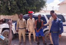 Boliiska oo gacanta ku soo dhigay shaqasi ku eedeeysan dil uu geeystay