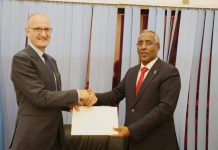 Wasiirka arrimaha dibadda oo warqadaha danjirenimo ka guddoomay safiirka cusub ee UK
