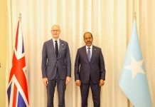 Madaxweyne Xasan Sheekh oo waraaqihii aqonsiga ka guddoomay safiirka cusub ee Ingiriiska