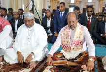 Madaxweynaha dalka oo boqolaal ka mid ah shacabka Muqdisho kula oogay Salaadda Ciidda Masjidka isbahaysiga Islaamka