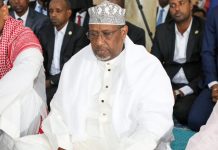 Guddoomiyaha Golaha Shacabka oo madax iyo boqolaal dadweyne ah salaadda ciidda kula tukaday Masjidka isbaheysiga Islaamka
