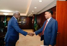 Midowga Afrika oo warqadaha aqoonsiga ka guddoomay safiirka Soomaaliya ee Addis Ababa