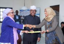 Wasiirka Arrimaha Gudaha XFS oo xilka u kala wareejiyay guddoomiyaha cusub ee Hey’adda Qaxootiga Qaranka iyo guddoomiyihii hore