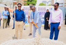 Guddoomiyaha G/Banaadir oo dhagax dhigay waddo isku xirta Suuq Bacaad iyo Janaraal Daa’uud
