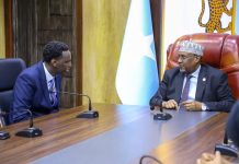 Guddoomiye Sheekh Aadan Madoobe oo xafiiskiisa ku qaabilay lataliye xamse warfaa