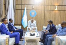 Guddoomiyaha Aqalka Sare oo xafiiskiisa ku qaabilay lataliye xamse warfaa