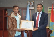 Safiirka Soomaaliya ee Ethiopia oo shahaado sharaf guddoonsiiyey orodyahanka Soomaaliyeed Cali Iidow