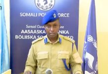 Ciidanka Booliiska oo gacanta ku dhigay laba dhagarqabe oo watay Baabuur qarax sida
