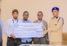 Guddoomiyaha Hay’adda SoDMA oo deeq lacageed gaarsiiyay Isbitaalka Madiina