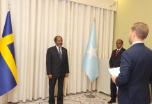 Madaxweyne Xasan Sheekh oo Waraaqaha Aqoonsiga danjirenimo ka guddoomay Safiirka Sweden