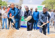 Guddoomiyaha Gobolka Banaadir oo dhagax dhigay dhismaha waddo Laami ah oo isku xirta Isgoosyada Fagax iyo Kaaraan