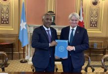 Soomaaliya iyo Ingiriiska oo kala saxiixday heshiis iskaashi