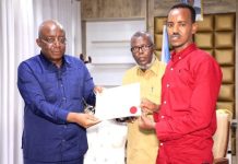 Wasiir Daa’uud oo shahaado sharaf guddoonsiiyay qaar ka mid ah holwadeennada Warbaahinta Qaranka