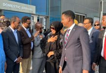 Mas’uuliyiin ka tirsan dowladda oo Muqdisho ku soo dhaweeyey Hodan Xasan oo ka tirsan Baarlamaanka Meninsota