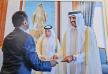 Amiirka Qatar oo warqadaha aqoonsiga safiirnimo ka guddoomay Danjiraha Cusub ee Soomaaliya