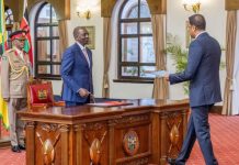 Madaxweynaha Kenya oo warqadaha aqoonsiga safiirnimo ka guddoomay Amb Jabriil