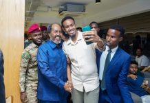 Madaxweyne Xasan Sheekh oo booqday qaar ka mid ah suuqyada Caasimadda