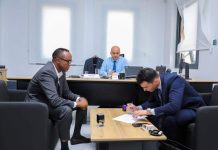 Guddoomiyaha SODMA oo deeq kala wareegay Safaaradda Turkiye ee Muqadisho