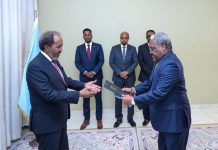 Madaxweyne Xasan Sheekh oo warqadaha aqoonsiga danjirenimo ka guddoomay Safiirka Cusub ee dowladda Kenya