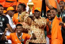 Xulka kubadda cagta ee qaranka Ivory Coast ayaa ku guuleystay Koobka Qaramada Afrika kadib markii finalka kaga adkaadeen 2-1 dhiggooda Nigeria, waxaana guushooda go’aamiyey gool uu waqti dambe u dhaliyey Sebastien Haller. Ivory Coast oo lagu qabtay tartankan ayaa ku guuleystay Koobka, waxaana labada gool ee Ivory Coast ay yimaaddeen qaybta labaad ee ciyaarta, waliba xili ay ku dhowdahay dhamaadka ciyaarta ayay hogaanka u qabteen dhiggooda Nigeria. Haller oo kasoo bogsaday xanuunka Kansarka, ayaa goolka ku leexiyey kubbad uu Simon Adingra ka keenay dhinaca iyadoo sagaal daqiiqadood ka hadhsan yihiin waqtiga dhamaadka. Magaalada Abidjan ee caasimadda waddanka Ivory Coast ayaa ayay dabbaal-degyo is-qabsadeen, waxaana halkaas ka socda isu soo bax lagu wayneynayo guusha wayn ee xulkooda gaaray xalay. Ciyaaryanka William Troost-Ekong oo goolka kali ah u dhaliyey Nigeria qaybta hore ayaa la arkayay isagoo murugo la fadhiistay garoonka dhaxdiisa. Xulkan Galbeedka Afrika ayaa laba jeer oo hore kusoo guuleystay Koobka Qaramada Afrika sannadihii 1992kii iyo 2015kii, waxaanay noqdeen dalkii ugu horreeyey ee martigeliye ah ee ku guuleystay tantanka tan iyo sannadkii 2006, waqtigaas oo Masar ay martigeliye ahayd, kuna guuleysatay koobka.