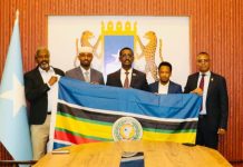 Wasiirka Ganacsiga XFS oo dalka keenay Calanka bulshada bariga Afrika oo ay Soomaaliya ku biirtay