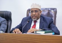 Guddoomiye Sheekh Aadan Madoobe oo shir guddoomiyey kulanka guud ee labada aqal