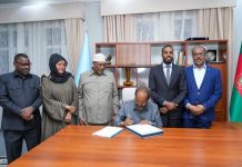 Madaxweyne Xasan Sheekh oo saxiixay nuqulka rasmiga ah cutubyada dastuurka ee uu meelmariyay Baarlamaanka FS