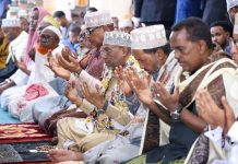 Madaxweynaha JFS oo kumanaan shacab ah salaadda ciida kula tukaday Masjidka Isbaheysiga Islaamka