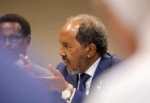 Luzern(SONNA):-Madaxweynaha Jamhuuriyadda Federaalka Soomaaliya Mudane Xasan Sheekh Maxamuud ayaa guddoomiyey kulan muhiim ah oo ku saabsan arrimaha nabadda, amniga caalamiga ah iyo ganacsiga. Kulankan ayaa waxaa ka qayb galay khubaro ka socotay Dowladda Federaalka Soomaaliya, Hay’adda Nabadda Adduunka Interpeace iyo Ururka Ganacsiga Adduunka (WTO). Madaxweynaha ayaa iftiimiyay dadaallada socda ee dhismaha nabadda Soomaaliya, taas oo ku salaysan aragtidiisa “Soomaaliya Heshiis ah, dunidana heshiis la ah”, waxa uuna xusay caqabadaha gudaha iyo dibedda ee weli saameynta taban ku leh dadaalladaas. Madaxweyne Xasan Sheekh ayaa adkeeyay sida ay uga go’an tahay Dowladda in ay xoojiso dib u heshiisiinta iyo dadaallada lagu xasilinayo deegaannada laga xoreeyey argagixisada, kuwaas oo baahi weyn u qaba adeegyada aas-aasiga iyo isdhexgalka bulsho. Madaxweynaha Jamhuuriyadda ayaa uga mahadceliyey hay’adaha iyo ururada ka soo qayb galay kulankan, doorka ay ka qaadanayaan nabadda Soomaaliya iyo guud ahaan gobolka, waxa uuna la wadaagay sida Dowladda Federaalka Soomaaliya ay uga go’an tahay xoojinta nabadda, daris-wanaagga iyo horumarka gobolka.