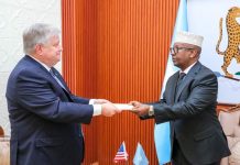 Wasiirka Arrimaha Dibedda XFS oo Warqadaha Aqoonsiga ka Guddoomay Safiirka Cusub ee Maraykanka