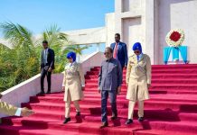 Madaxweyne Xasan Sheekh oo Ubax dhigay taallada dhagax-tuur
