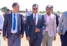 Wafdi uu hogaaminayo wasiirka hawlaha guud oo Kismaayo gaaray
