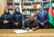 Madaxweyne Xasan Sheekh oo saxiixay buugga tacsida ee AUN guddoomiye Prof. Jawaari