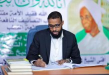 Ku-simaha Guddoomiyaha Aqalka Sare oo saxiixay Buugga Tacsida Marxuum Sheekh Cismaan Xidig