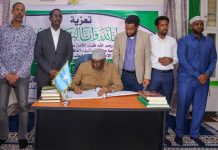 Guddoomiye Sheekh Aadan Madoobe oo saxiixay Buugga Tacsida AUN Marxuum Sheekh Cismaan Xidig