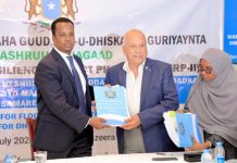Wasaaradda hawlaha guud oo saxiixay heshiiska daraaseynta biyamareenada Balad weyne iyo Dhuusamareeb