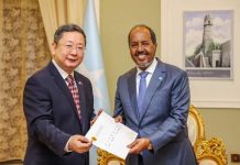 Madaxweyne Xasan Sheekh oo warqadaha aqoonsiga ka guddoomay Safiirka cusub ee Shiinaha