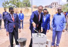 Ra’iisul Wasaare Xamsa oo dhagax dhigay xarunta cusub ee Baasaboorrada